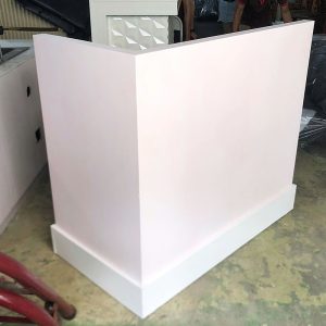 Quầy Lễ Tân Cũ Màu Đỏ Có Vách Ngăn Kính