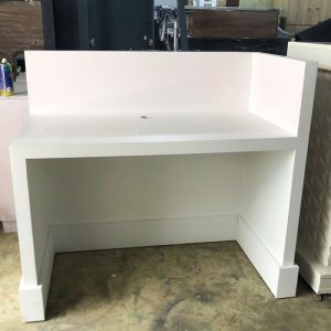 Quầy Lễ Tân Cũ Màu Đỏ Có Vách Ngăn Kính