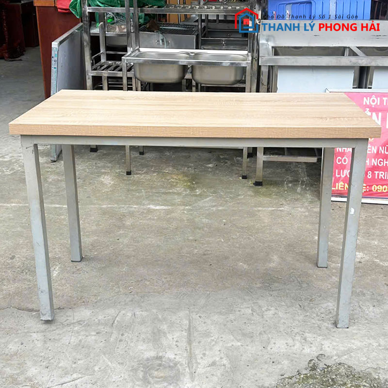 ban-lam-viec-chan-tru-vuong-1m2-cu-2-1 Bàn Mặt Gỗ MDF 1m2 Chân Sắt Cũ