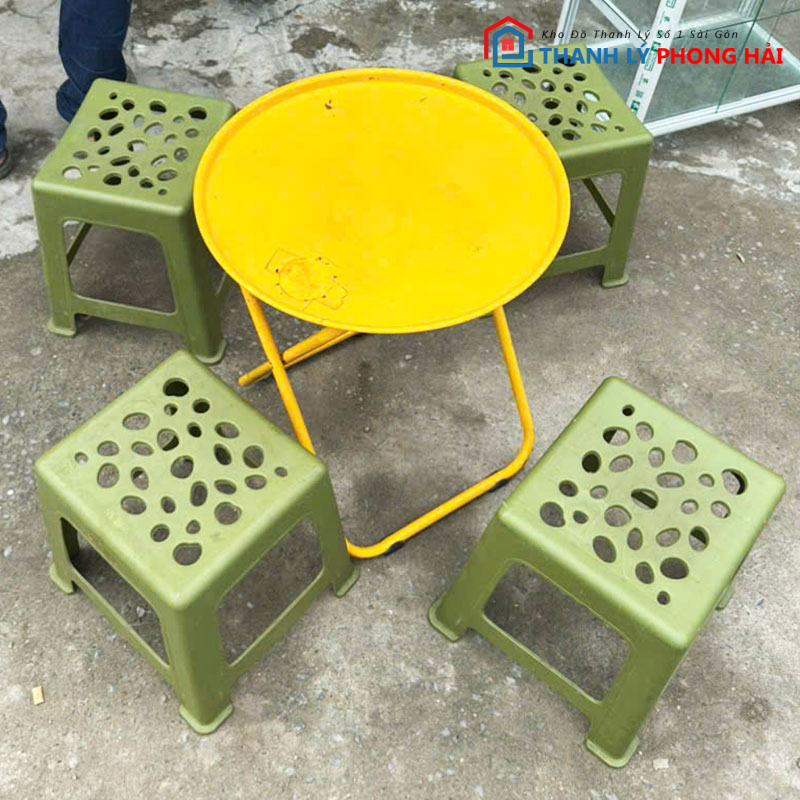 bo-ban-ghe-cafe-cu-kem-ghe-don-nhua-1 Bộ Bàn Ghế Cafe Cũ Kèm Ghế Đôn Nhựa