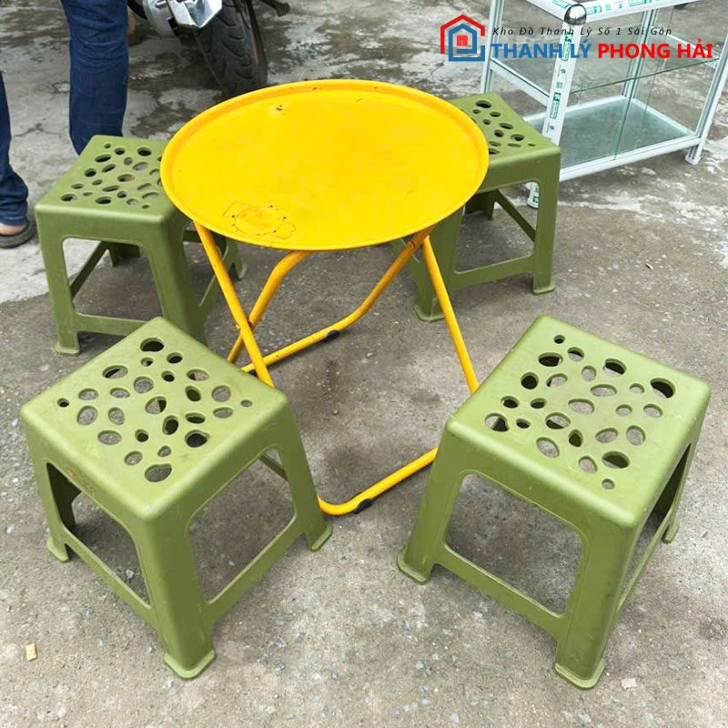 bo-ban-ghe-cafe-cu-kem-ghe-don-nhua-2 Bộ Bàn Ghế Cafe Cũ Kèm Ghế Đôn Nhựa