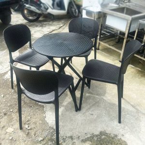 Bộ Bàn Ghế Cafe Nhựa Đúc Màu Đen Mới 99%