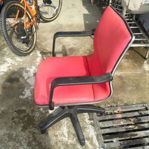Ghế Xoay Cũ Đệm Đỏ Lưng Thấp Bọc Da Cũ