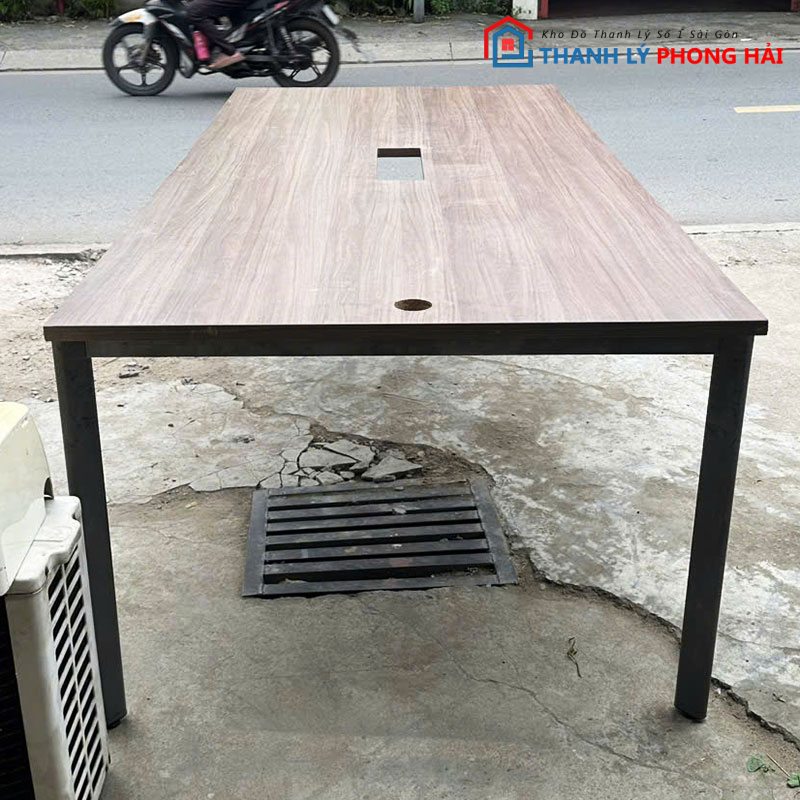 ban-hop-2m4-khung-sat-mat-go-cu-2 Bàn Họp 2m4 Khung Sắt Mặt Gỗ Cũ