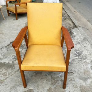 Ghế Cafe Cũ Khung Gỗ Bọc Đệm Da Vàng