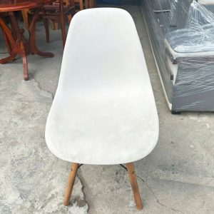 Ghế Eames Nhựa Chân Gỗ Cũ Màu Trắng