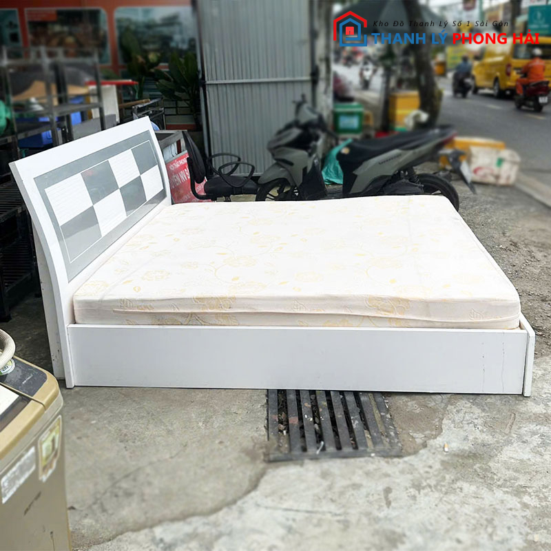 giuong-ngu-go-1m8-mdf-mau-trang-cu-1 Giường Ngủ Gỗ 1m8 MDF Màu Trắng Cũ