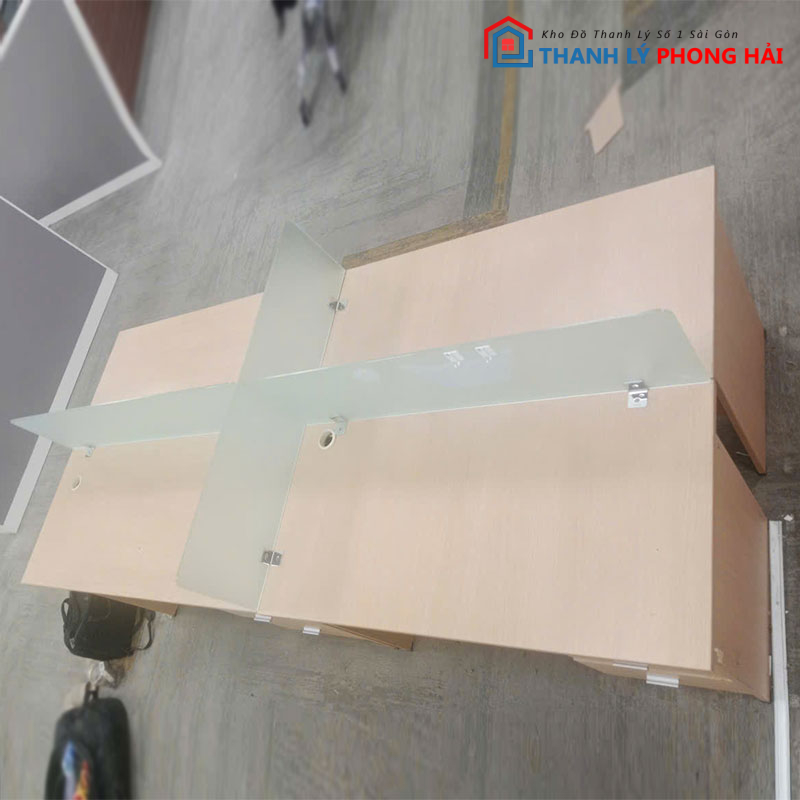 ban-lam-viec-nhom-co-vach-ngan-kinh-2m6-cu-1 Bàn Làm Việc Nhóm Có Vách Ngăn Kính 2m6 Cũ