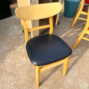 Ghế Mango Đệm Đen Khung Gỗ Cũ