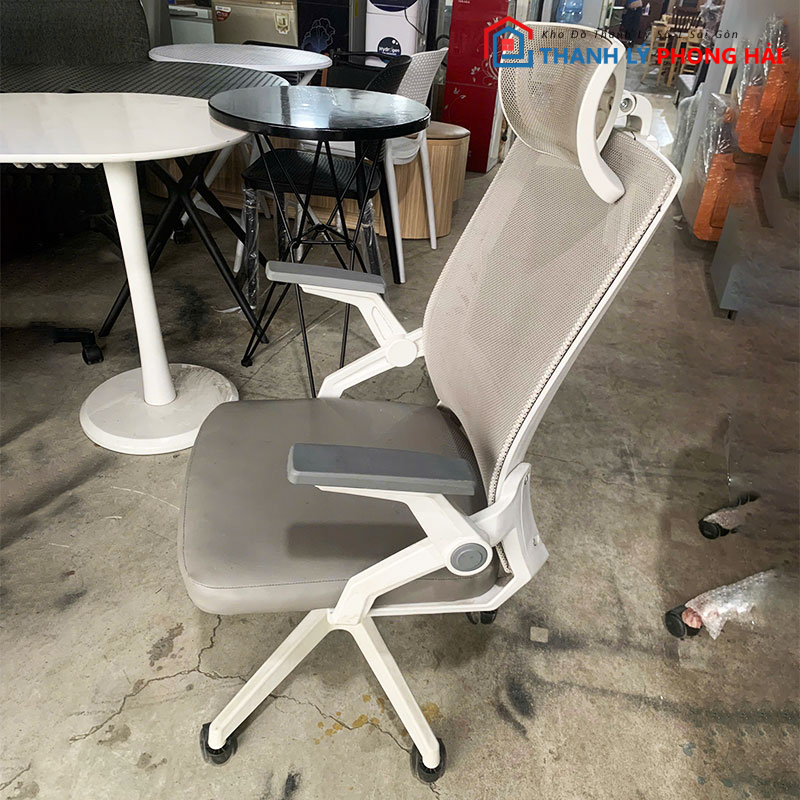 ghe-xoay-lung-luoi-xam-co-tua-dau-cu-2-1 Ghế Xoay Lưng Lưới Xám Có Tựa Đầu Cũ