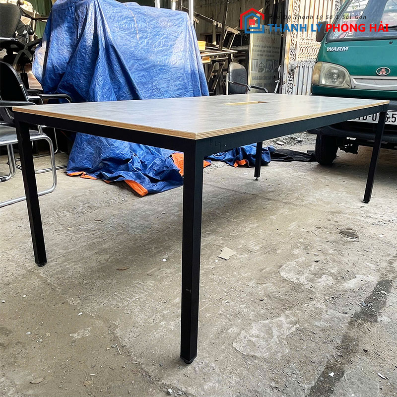 ban-hop-chan-sat-vuong-mat-go-mdf-2 Bàn Họp Chân Sắt Vuông Mặt Gỗ MDF 2m1 Cũ