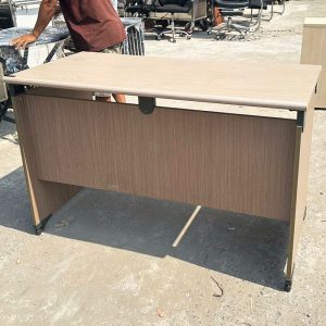 Bàn Làm Việc Có Bửng MDF 1m2 Màu Gỗ Sáng Cũ