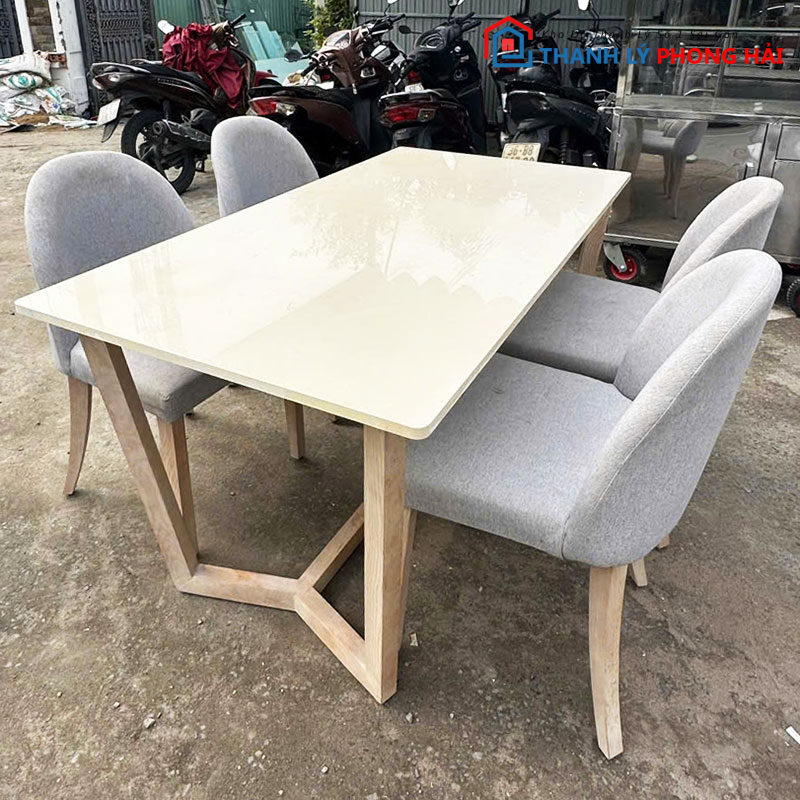 bo-ban-an-4-ghe-boc-vai-xam-1m5-cu-1 Bộ Bàn Ăn 4 Ghế Bọc Vải Xám 1m5 Cũ