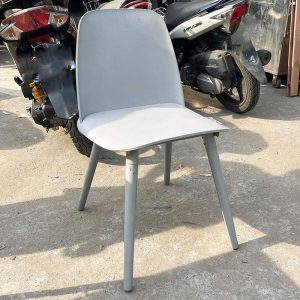 Ghế Nhựa Đúc Màu Trắng Cũ