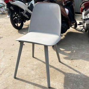 Ghế Nhựa Đúc Màu Trắng Cũ