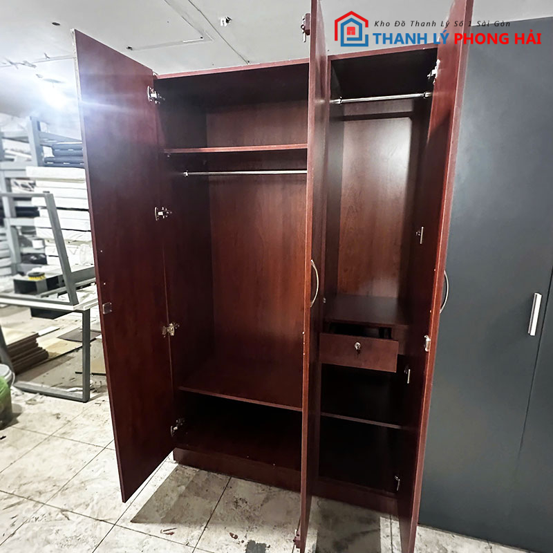 tu-quan-ao-3-canh-go-mdf-mau-do-1m2-cu-2 Tủ Quần Áo 3 Cánh Gỗ MDF Màu Đỏ 1m2 Cũ