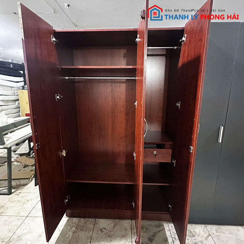 tu-quan-ao-3-canh-go-mdf-mau-do-1m2-cu-3 Tủ Quần Áo 3 Cánh Gỗ MDF Màu Đỏ 1m2 Cũ