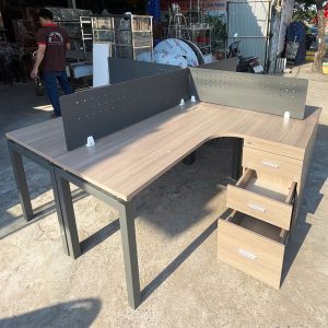 Bàn Làm Việc Nhóm 4 Chỗ Có Vách Ngăn Cũ