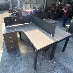 Bàn Làm Việc Nhóm 4 Chỗ Có Vách Ngăn Cũ
