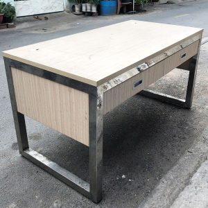 Bàn Khung Inox 2 Hộc Mặt Gỗ MDF Cũ (Nhiều Size)