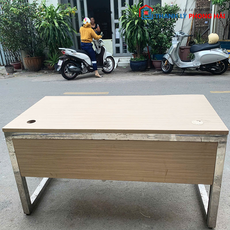 ban-khung-inox-2-hoc-mat-go (5) Bàn Khung Inox 2 Hộc Mặt Gỗ MDF Cũ (Nhiều Size)