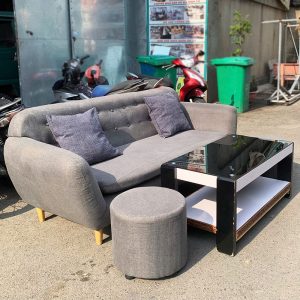 Bộ Sofa Màu Xám Cũ Kèm Bàn Và 2 Đôn