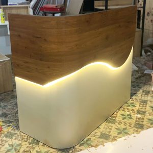 Quầy Lễ Tân Lượn Sóng 1m2 Kèm Led Mới 99%