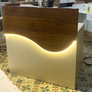 Quầy Lễ Tân Lượn Sóng 1m2 Kèm Led Mới 99%