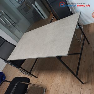 Bàn Chân Sắt Mặt Gỗ MDF Màu Xi Măng Cũ