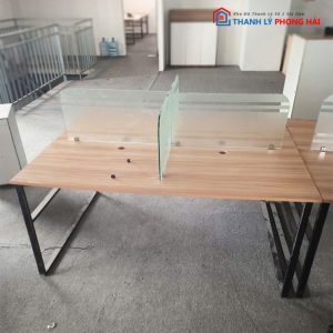 Bàn Cụm Mặt Gỗ 1m6 Kèm Vách Ngăn Kính Cũ