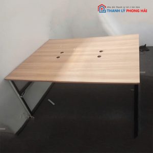 Bàn Cụm Mặt Gỗ 1m6 Kèm Vách Ngăn Kính Cũ
