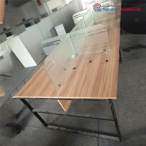 Bàn Cụm Mặt Gỗ 1m6 Kèm Vách Ngăn Kính Cũ