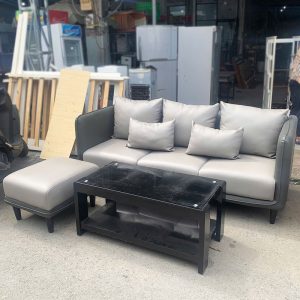 Bộ Sofa Da Kèm Đôn Lớn Và Bàn Trà Cũ
