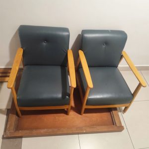 Ghế Cafe Khung Gỗ Đệm Bọc Da Cũ