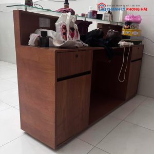 Quầy Lễ Tân 1m8 Gỗ CN Nhiều Ngăn Phối Kính Cũ