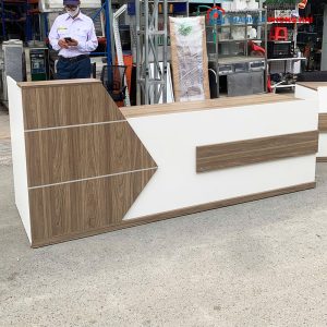 Quầy Lễ Tân 2m4 Phối Trắng Và Vân Gỗ Cũ