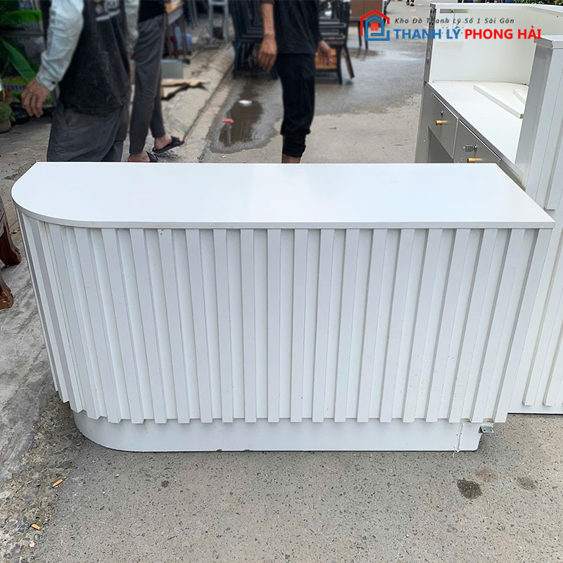 quay-le-tan-bo-cong-kem-don-cu-1 Quầy Lễ Tân Bo Cong Kèm Đôn Cũ