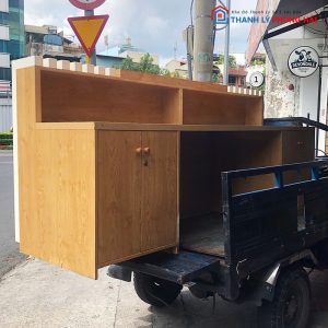 Quầy Lễ Tân Kiểu Nan Dọc Cũ