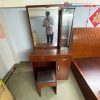 Bàn Trang Điểm Kèm Đôn Và Kệ Trưng Bày Cũ