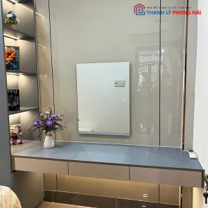Bàn Trang Điểm Kèm Kệ Mới 99%