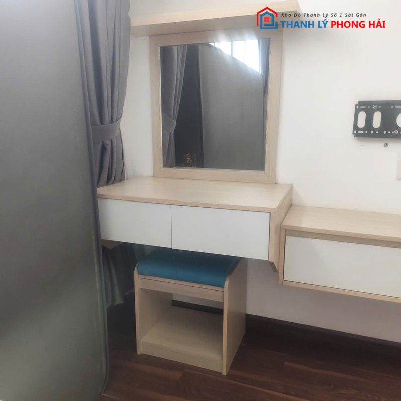 ban-trang-diem-treo-guong-vuong-2 Bàn Trang Điểm Treo Gương Vuông Kèm Đôn Ngồi Cũ
