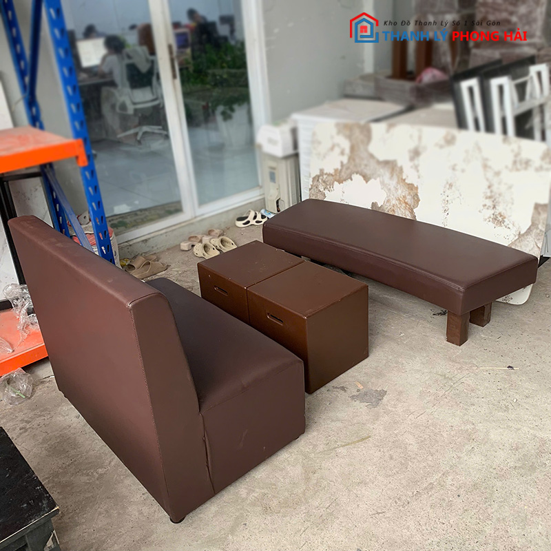 bo-sofa-1m4-quan-cafe-boc-da (7) Bộ Sofa 1m4 Quán Cafe Bọc Da Kèm Đôn Gỗ Cũ