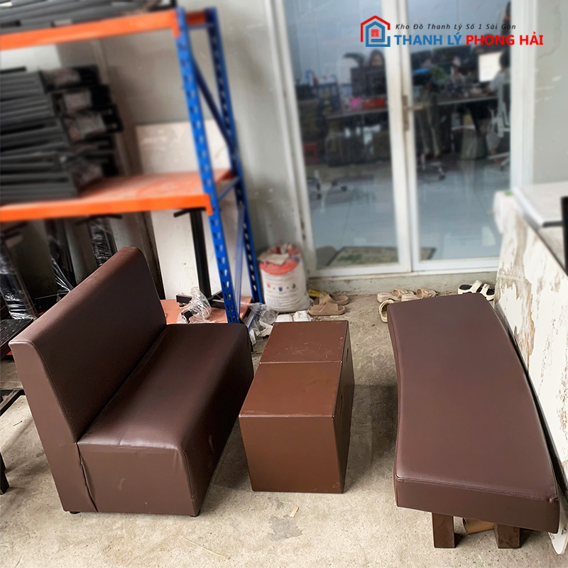 bo-sofa-1m4-quan-cafe-boc-da (8) Bộ Sofa 1m4 Quán Cafe Bọc Da Kèm Đôn Gỗ Cũ