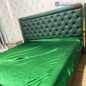 Giường Bọc Da Màu Rêu Đính Nút Cũ