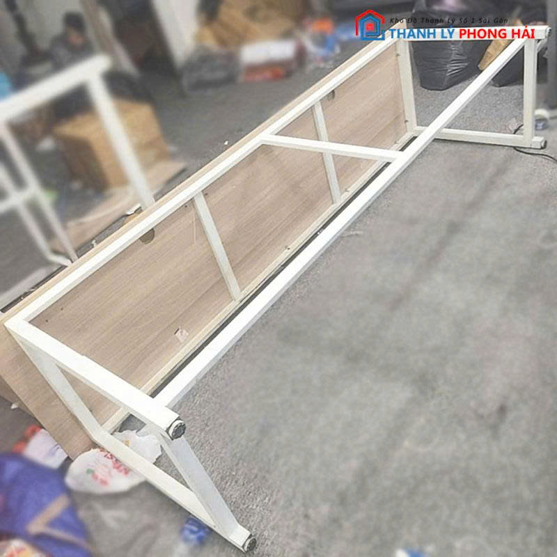 ban-2m4-mat-go-khung-chan-sat-cu-1 Bàn 2m4 Mặt Gỗ Khung Chân Sắt Cũ