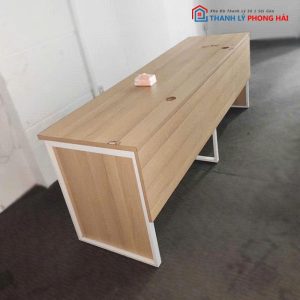 Bàn Làm Việc 2 Chỗ Chân Sắt Có Lỗ Đi Dây Cũ