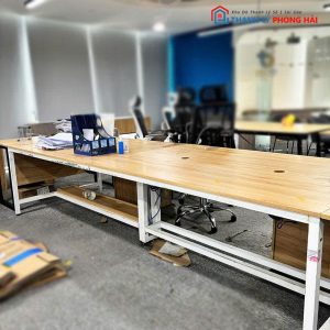 Bàn Làm Việc Chân Sắt Cũ Có Gác Chân