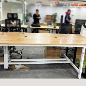 Bàn Làm Việc Chân Sắt Cũ Có Gác Chân