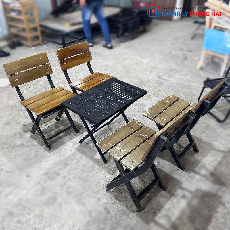 bo-ban-ghe-cafe-cu-ban-sat-2 Bộ Bàn Ghế Cafe Cũ Bàn Sắt Ghế Gỗ Xếp