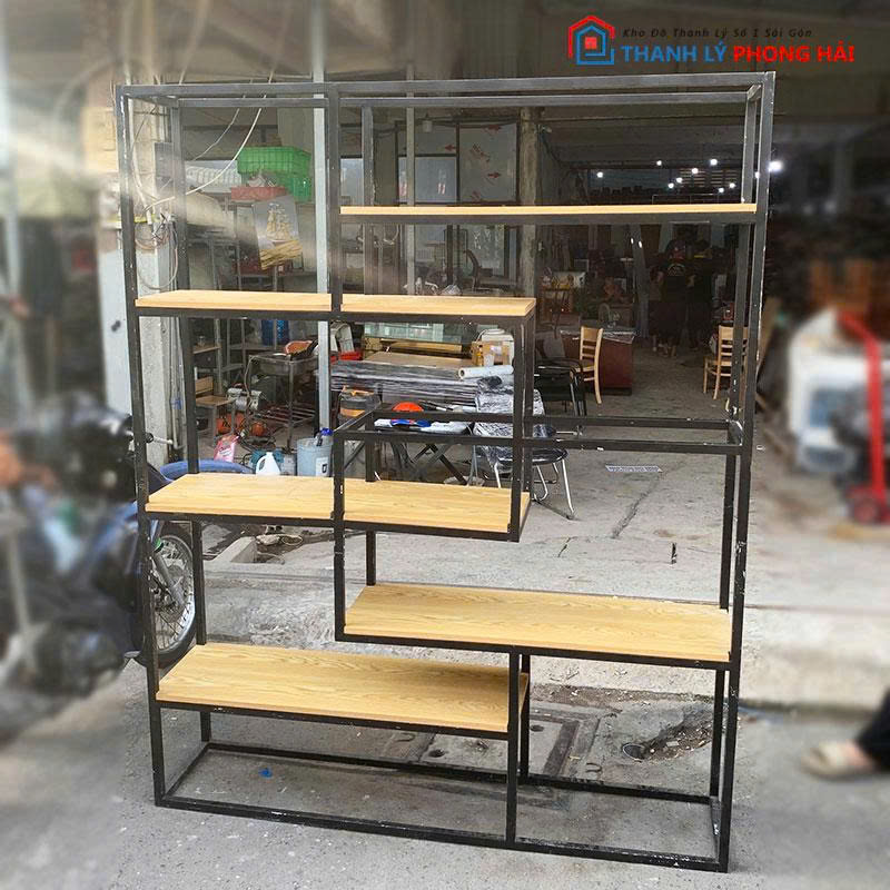 ke-trung-bay-khung-sat-mat-go-1 Kệ Trưng Bày Khung Sắt Mặt Gỗ Cũ